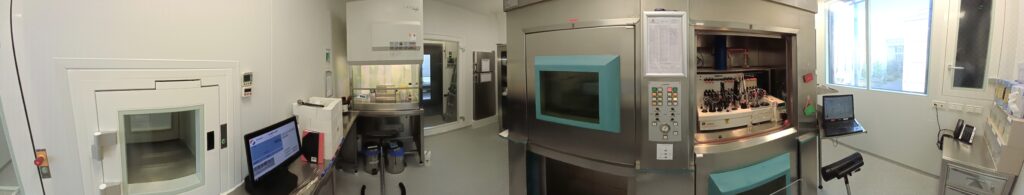 Synthesis room for GMP-compliant PET radiopharmaceutical production in the cleanroom of the GMP area at TRIGA Mainz, equipped with hot cells and a laminar flow cabinet (Photo: J.P. Timpe)