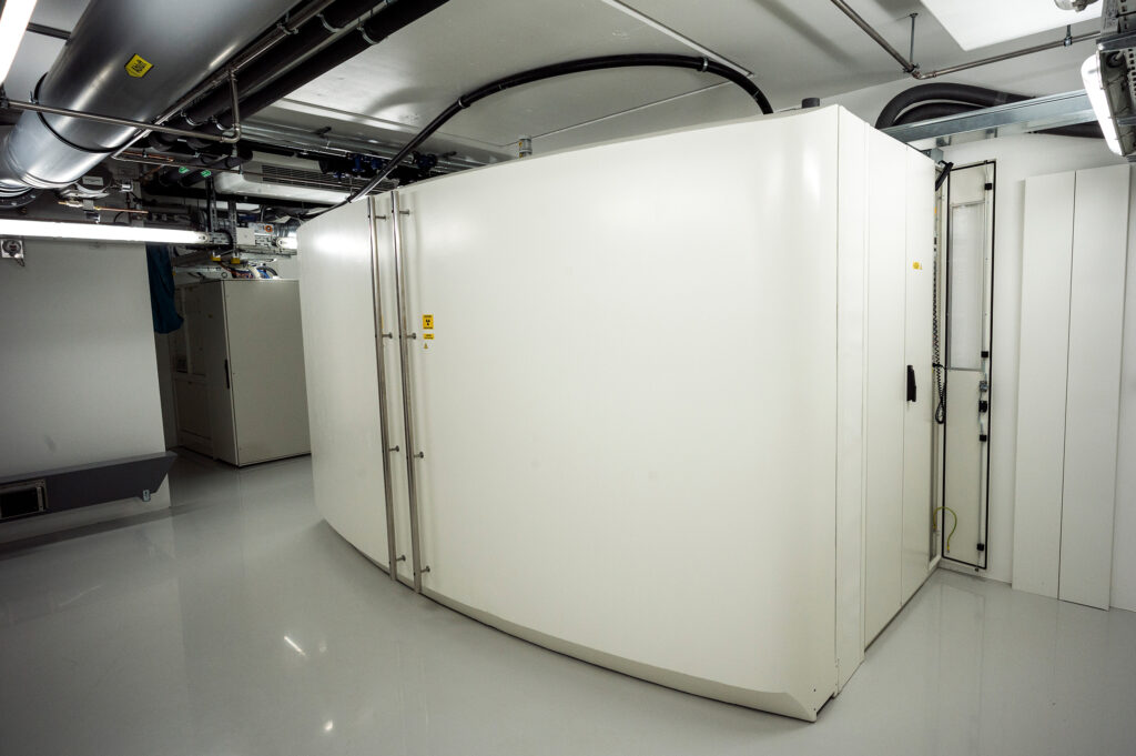 PETtrace 700S cyclotron with closed radiation shield (Photo: S.F. Sämmer)